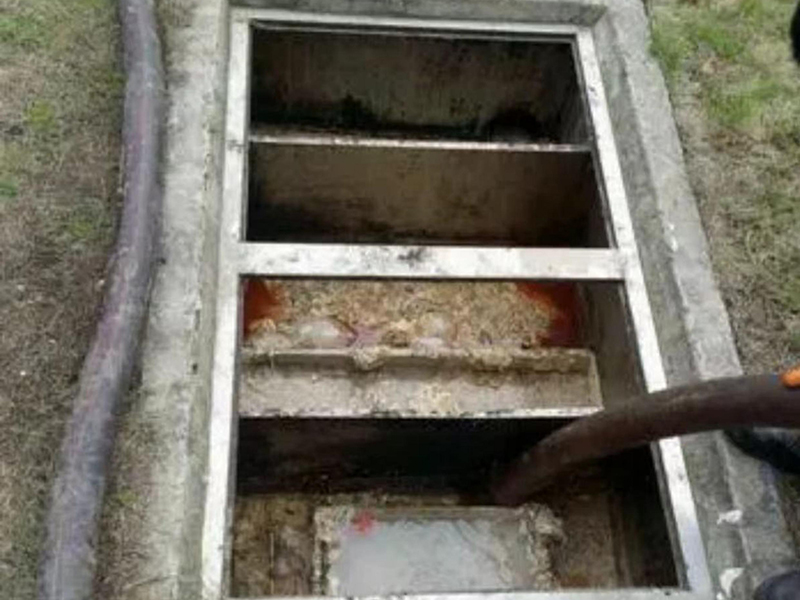 思礼镇隔油池清理