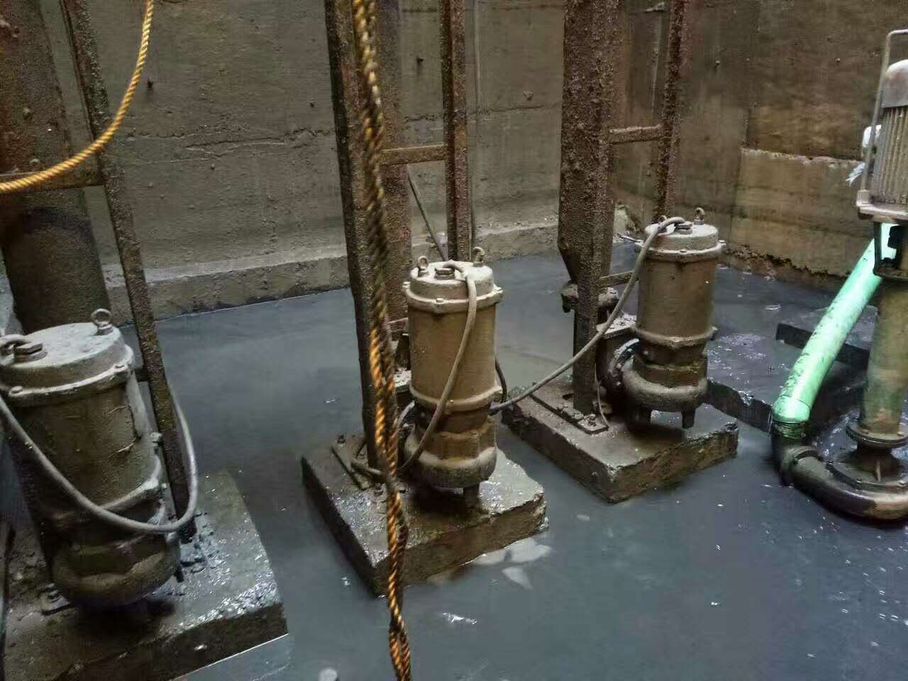 思礼镇污水池清理