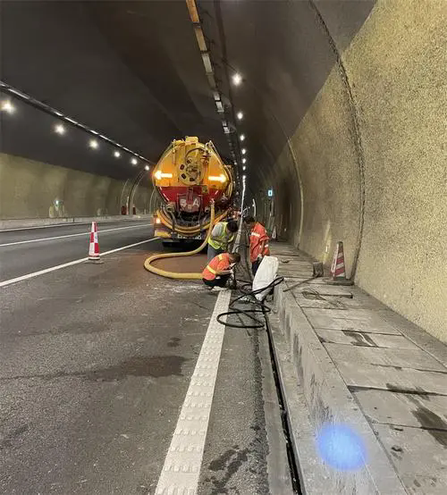 思礼镇隧道排水渠清淤